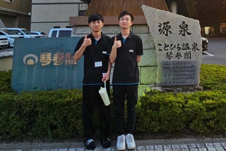 黃柏豪(左)、潘映菘(右)赴日本琴參閣飯店實習,在國際化職場中累積實務經驗,展現青年學子的全球移動力。