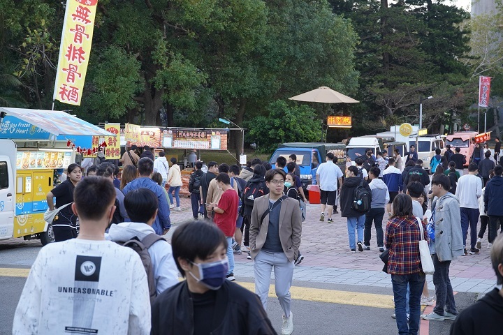 圖／當天近20台胖卡從下午開始進駐，為學生帶來豐富的美食饗宴。