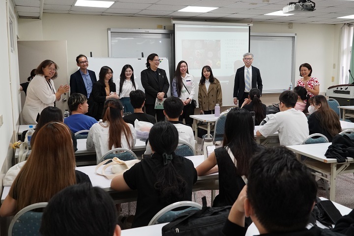 圖∕莫順宗校長見學生在上課,帶領團隊進教室給予學生勉勵,也和來自馬來西亞的學生「認親」,眾人有說有笑,畫面相當溫馨。