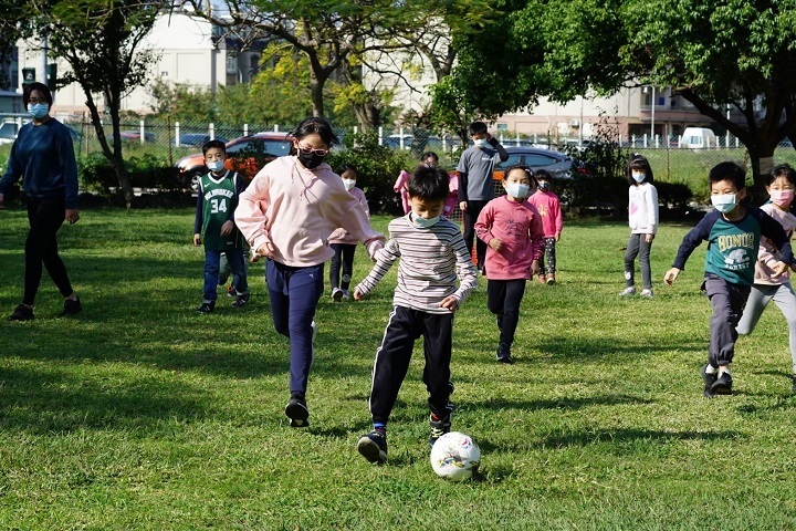 圖／除了水上活動外，課程中也包含許多球類運動，包含躲避球、籃球以及羽球等等，培養孩子運動的興趣。