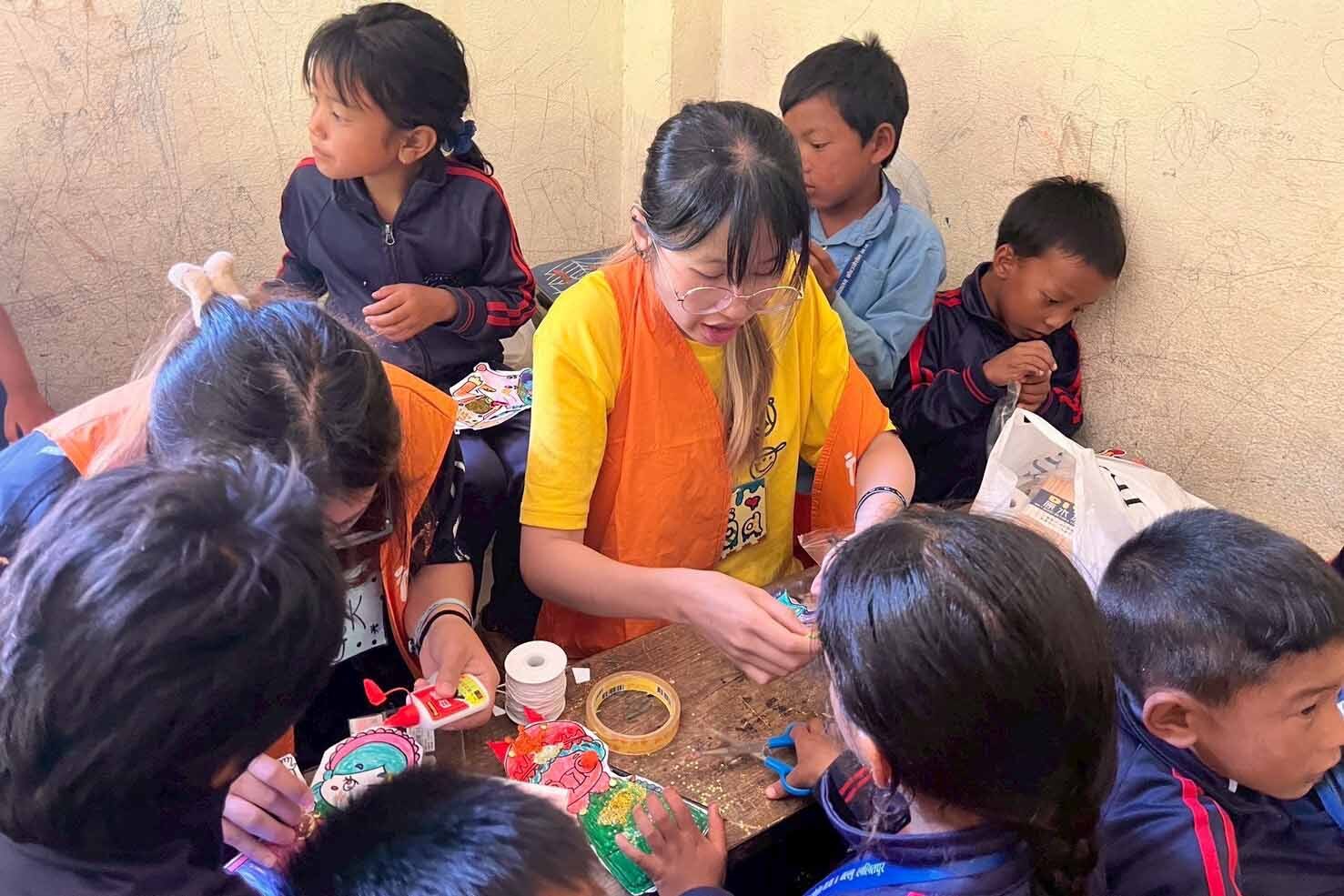 團長林育姍（圖中）帶領孩童進行手作課程，透過創作提升孩子的參與感與表達力。