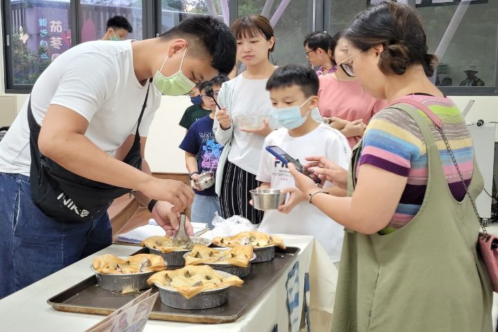 圖/中華大學餐旅系副教授羅琪帶領學生一起製作充滿特色的「仰望星空派」，與社區居民一起共享。