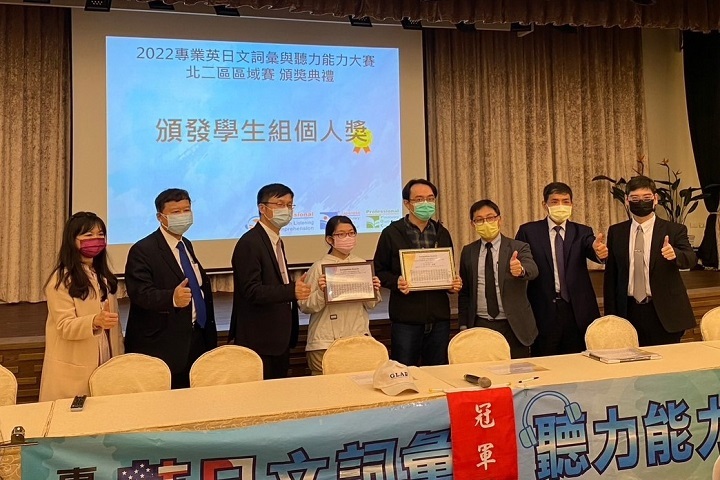 圖/中華大學應日系大一生朱芳宜(左4)參加的是「日文單詞組」競賽,她在區域賽以第一名的成績晉級決賽。