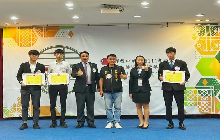 圖/張誠恩（左2）日前剛獲得救國團大專優秀青年的表揚。