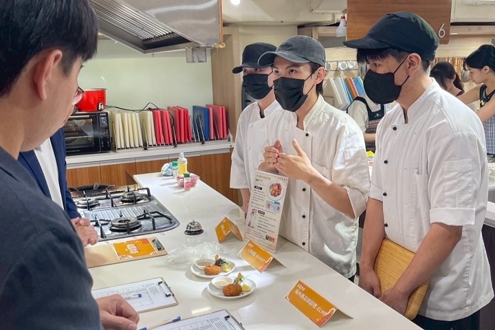 學生分享跨文化料理創作歷程,從在地食材中激盪出全新風味體驗。