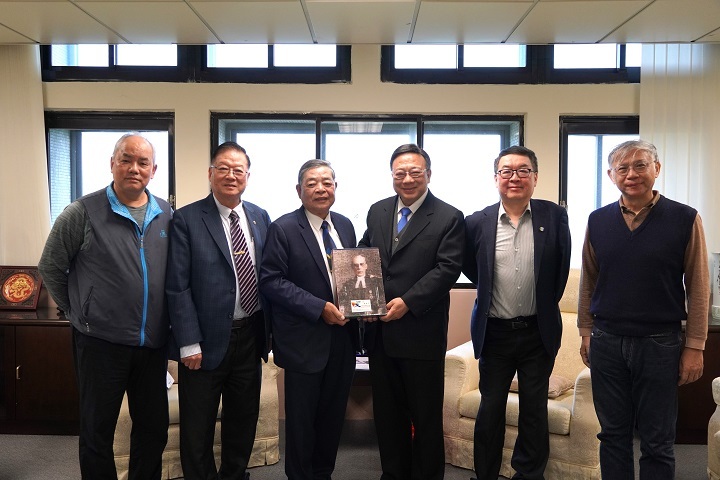 圖/中華民國印刷商業同業公會全國聯合會理事長陳福珍(左1)、常務理事魏錦明(左2)和監事田晉泓(左3)為傳承印刷文化,特別贈送《台灣印刷史》一書給中華大學,由中華大學校長劉維琪(右1)、管理學院副院長徐子光(右2)與柯宇謙(右3)代表學校接受贈書。