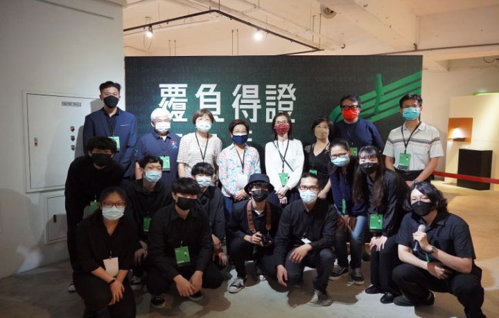 圖/中華大學董事「楊阿姨」楊洪秋霞（後排左4），連續8年無償提供「邸家」展廳，讓工設系學生的創意有機會被外界看見。