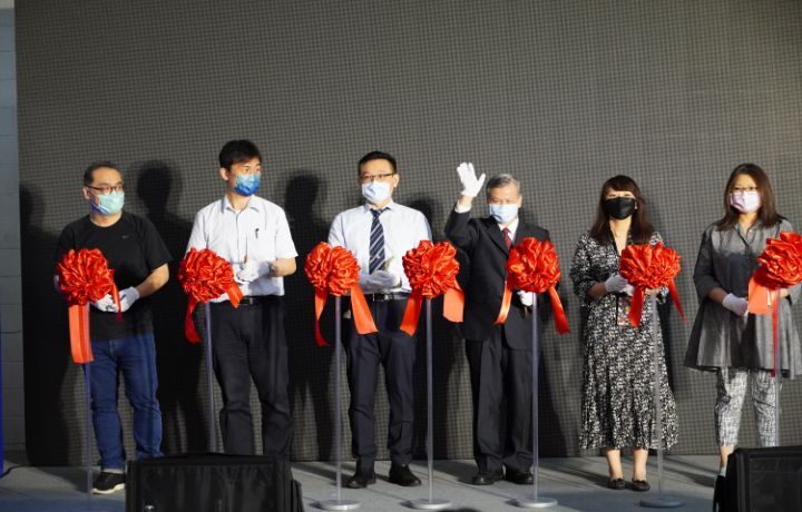 圖/整場開幕儀式簡單隆重，包括中華大學建築系友會會長劉高育（左3）、建築與設計學院院長何明錦（右3）、建築系系主任蔡宜穎（右2）、建築系副教授閻克勤（左2）等人都到場觀禮。
