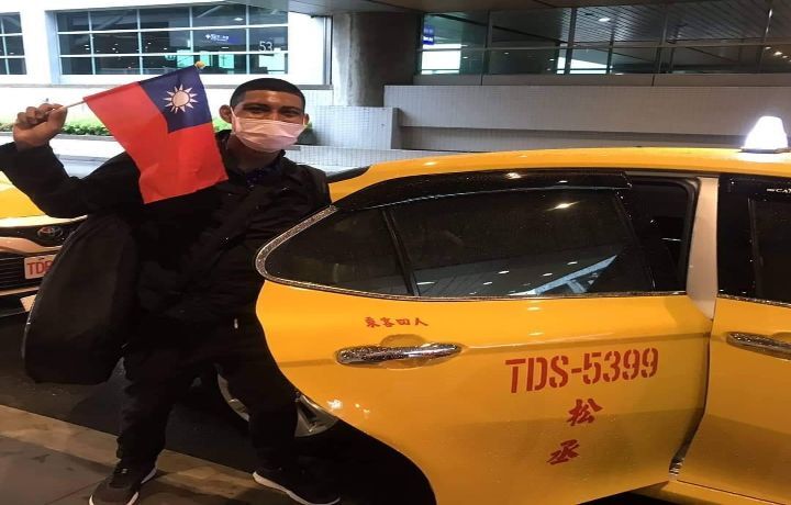 圖/高楷睿在2020年疫情最嚴峻的時候，搭了20小時的飛機，順利抵達台灣，他在桃園機場拿著國旗相當開心。