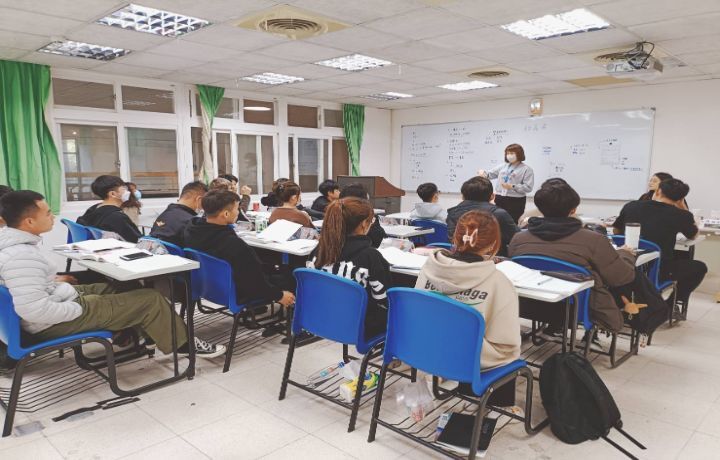 圖/六福村人資課長羅惠庭向越籍生說明工作與薪資內容,皆符合勞基法規定。