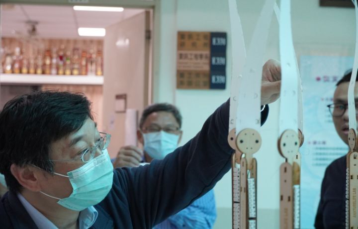 圖/資電學院院長連振昌參觀成果展,看得津津有