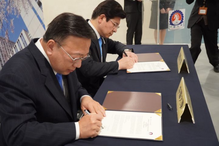圖/中華大學校長劉維琪與日本創價大學校長鈴木將史共同簽立2校交流協定。