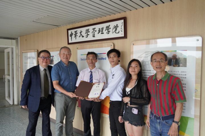 圖/中華大學管理學院院長裴文（左2），特別頒獎給陳昭志（左3），表揚他以身作則的精神。