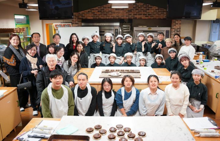 圖/日本名古屋文化短期大學(NFCC)姊妹校特別安排了烘焙課程,讓台日學生一起製作和菓子。