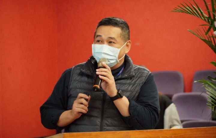 圖/華航集團的華膳空廚公司航膳業務部副理李訓賓表示,針對華航貴賓室員工的職缺,向同學說明。