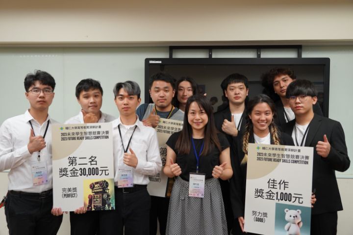 圖/中華大學AI體驗中心執行長陳昀暄指導的3組學生勇奪前2名與1佳作的好成績，讓她相當開心。