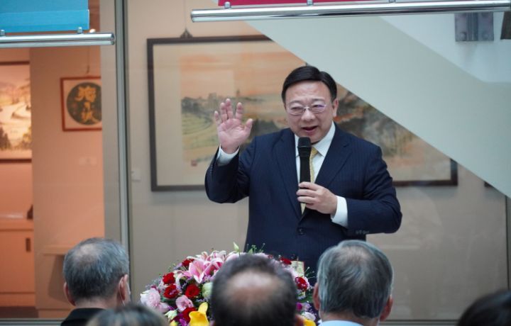 圖/中華大學校長劉維琪感謝4位藝術家協助學校推展藝術教育。