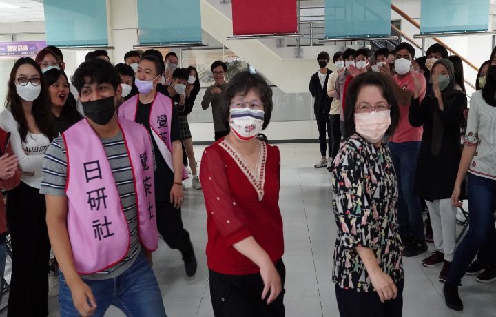 圖/中華大學通識教育中心主任梁美惠(前排中)和國際專修部學務組組長莊英慧(前排右)一起和外籍生擺動身軀同歡。