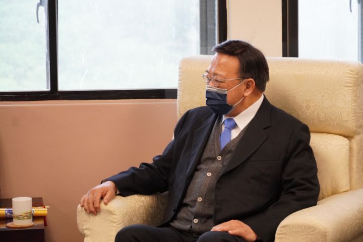 圖/劉維琪感謝陳福珍的贈書,也敬佩他對印刷文化傳承的重視與努力。