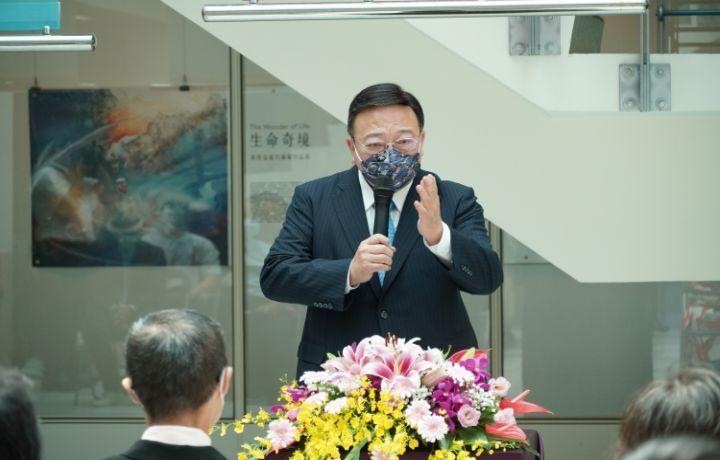 圖/中華大學校長劉維琪感謝巫登益榮譽教授願意在百忙中到學校辦展覽，並盛讚巫登益「一生只做一件事」的堅持。