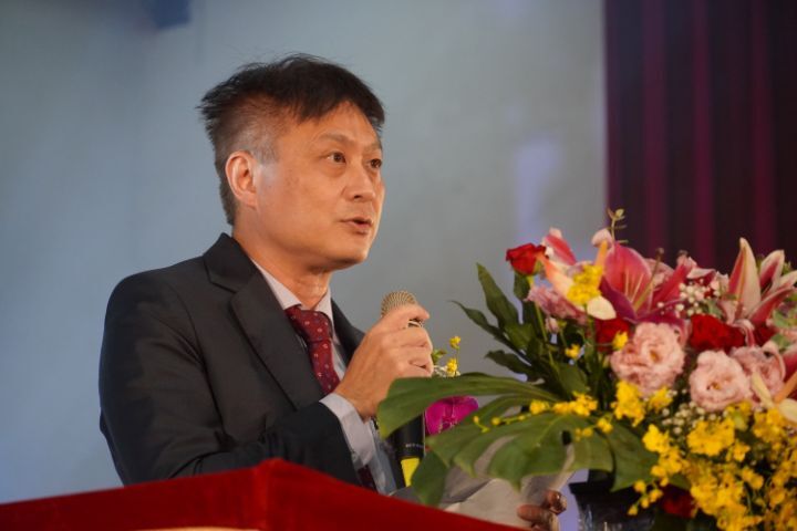圖/中華大學董事長楊勝翔勉勵畢業生未來要堅定自信、突破難關、勇往直前。