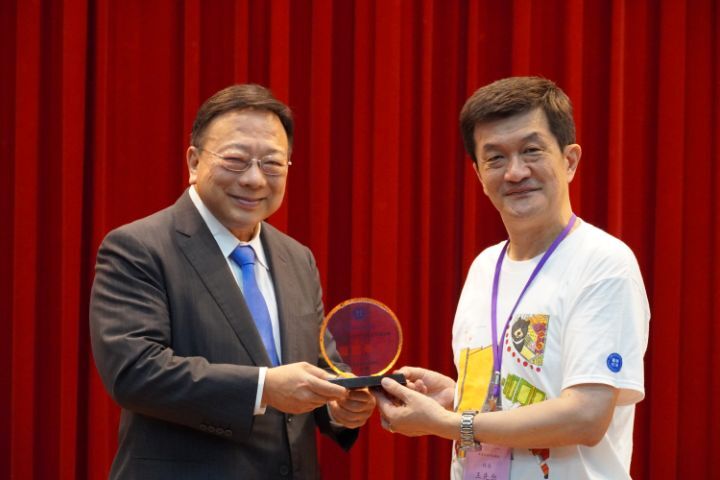 圖/華東台商子女學校校長王先念（右）特別感謝中華大學校長劉維琪（左）過去在疫情期間溫暖伸出援手，這份恩情讓華東師生至今仍銘記在心。