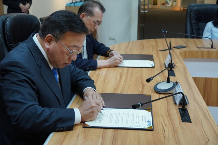 圖/中華大學校長劉維琪與中華工程董事長周志明簽約,未來將加強雙方各項合作。