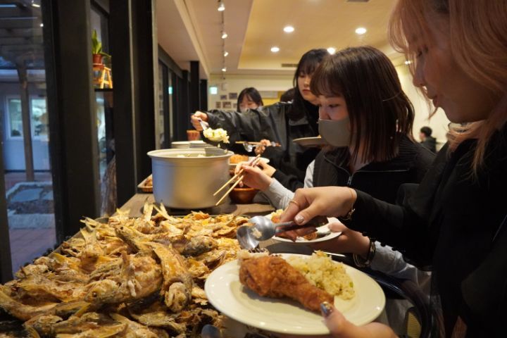圖/簡曉花自掏腰包在校內的Lago Bistro鴨子湖餐廳宴請近50名日籍生，讓日籍生度過一個難忘的夜晚。