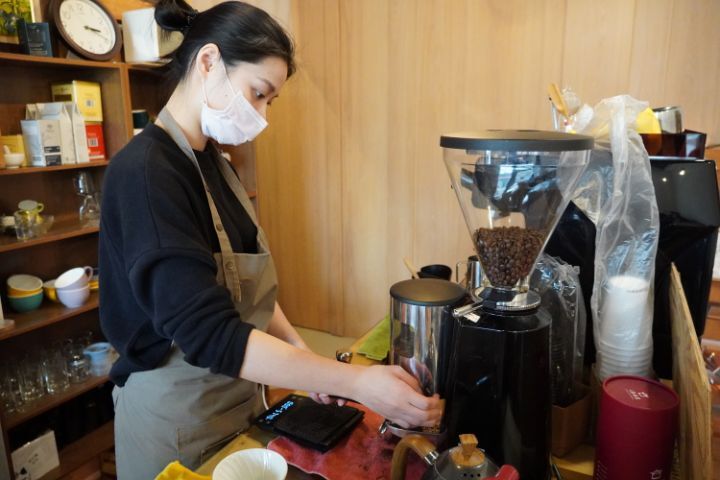 圖/在南寮土生土長的彭筠晏笑說，大學念餐旅系，又擔任咖啡社社長，因此對咖啡烘焙產生高度興趣。