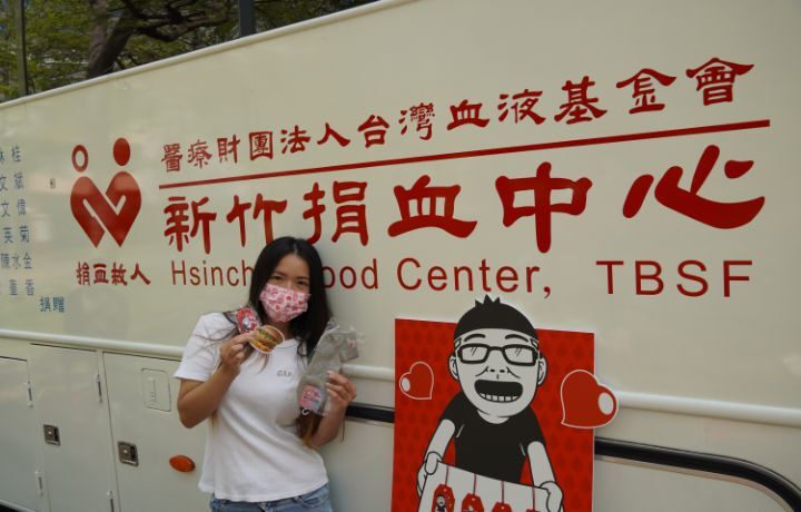圖/搶得捐血頭香的中華大學餐旅系大三生彭新婷，很開心捐血做愛心還有禮物可以拿。