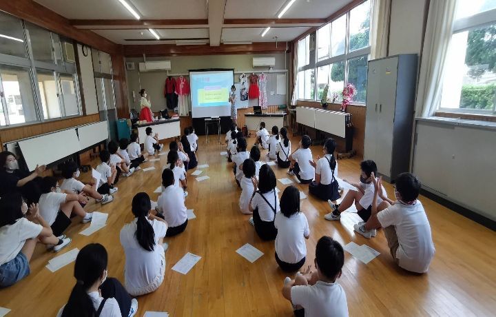 圖/洪羽函到日本的國小協助教小朋友認識與體驗文化課程。