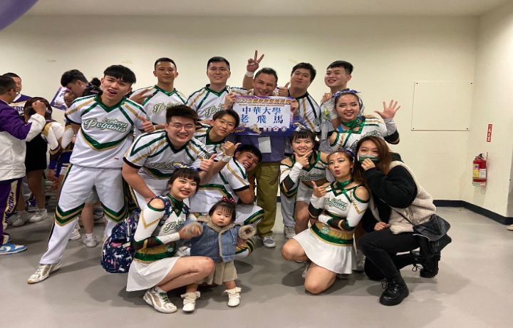 圖/中華大學競技啦啦隊畢業的學長姊，回來帶領大一和大二的學弟妹一起參賽，協助學弟妹快速成長。