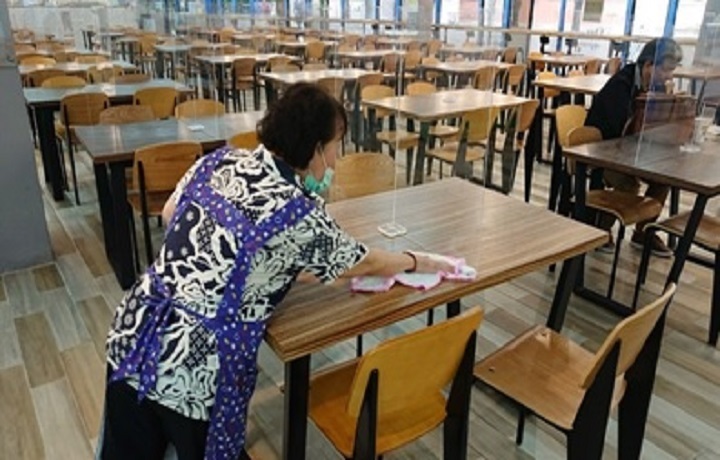 圖/學生餐廳都有安裝隔板，每天都會用酒精擦拭消毒桌面。