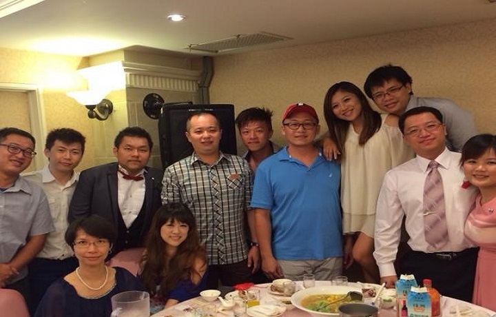 圖/中華大學餐旅系助理教授裴蕾（前排左1）在2014年出席Ruskin（後排左3）的婚禮，她對Ruskin的好人緣留下深刻印象。