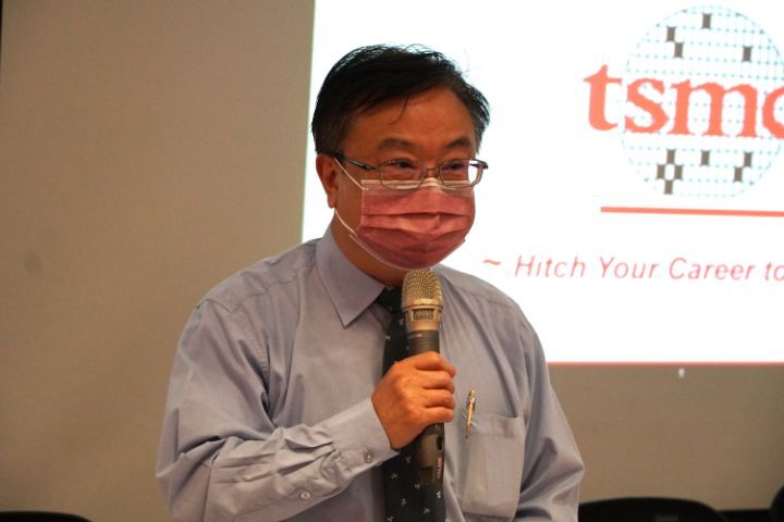 圖/中華大學副校長游坤明希望同學藉由這次講座能有所收穫,未能有機會也能到台積電工作。