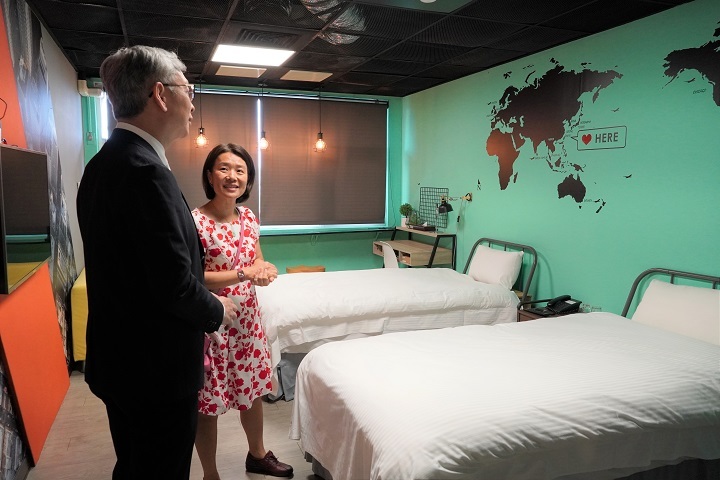 圖∕中華大學觀光學院院長張馨文介紹校內由世界第一的地圖科技公司HERE Technologies所打造的全球第一間HERE Room。