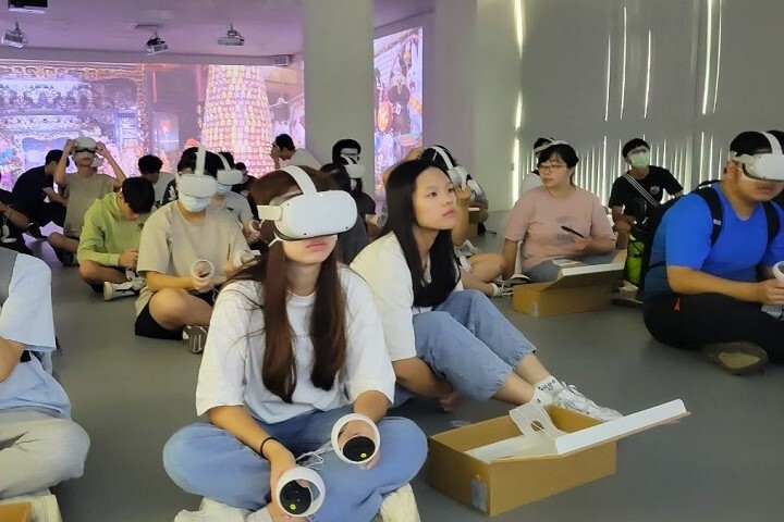 圖／中華大學的元宇宙體驗中心，讓學生以VR沉浸式體驗情境，認識台灣各個知名景點，讓學習更多元有趣！