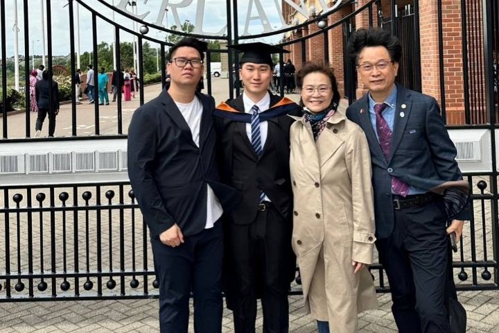 圖/首屆台英雙學位專班畢業生曾新（左2）指出，在英國1年過得相當充實自在，不論是學業或生活都讓自己成長許多，更因此對生活方式產生獨特看法。