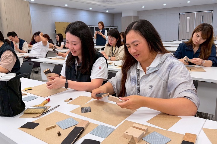 臻鼎科技工程師親手打磨木材,從實作中體驗環保與療癒的綠色生活。