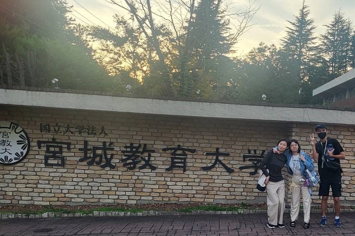 應用日語系王輕語同學(左)赴日本宮城教育大學交換學習,體驗跨文化交流,拓展國際視野。