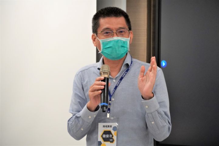 圖/跨域黑客培訓班聘請的業界講師鍾俊次很開心學生的表現能被企業看見,他鼓勵學生能始終保持熱誠,未來在企業才能有很好的發展。