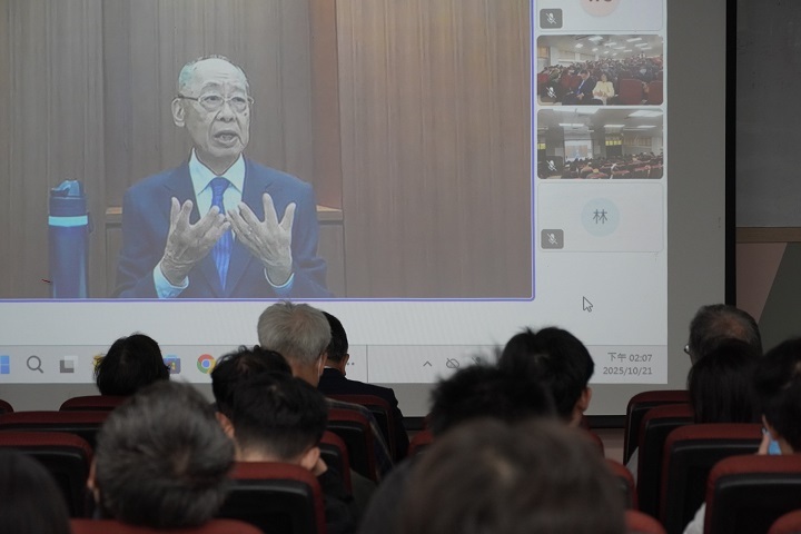 榮譽書院長錢復以遠距連線，深情追念許倬雲院士，講述其身障卻堅毅求學的生命歷程，強調教育機會不應受限於身體條件。