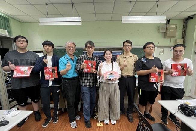 中華大學透過師生共同參與科普服務，實踐大學社會責任與人才培育使命。（左三起為僑樂國小校長許嘉勳、中華大學資訊工程學系老師張欽智、資工碩士校友兼授課老師鄭美彗及僑樂國小教務主任林培彥）