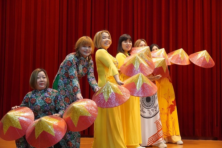 越南表演團隊「家鄉之魂 Hồn Quê」以舞蹈與音樂呈現家鄉故事,展現東南亞文化的深度與魅力。