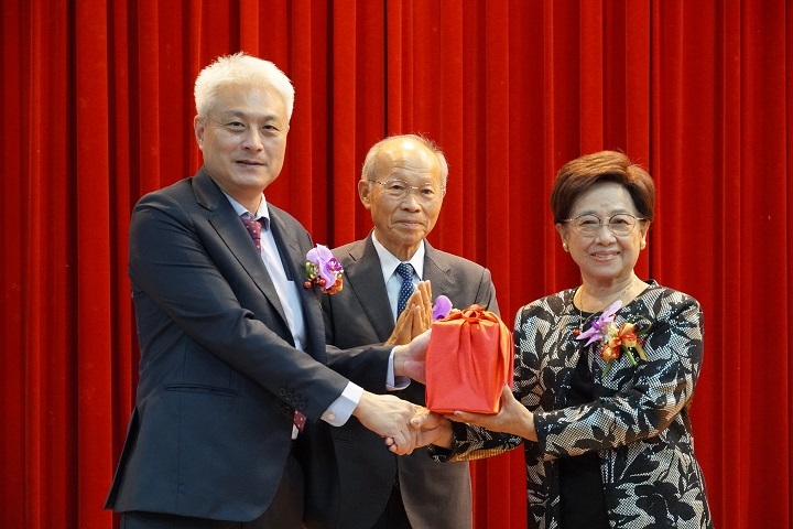 在創辦人林政則(中)監督下,楊勝翔前董事長(左)將印信交給新任董事長楊洪秋霞(右),象徵中華大學邁向新里程碑。