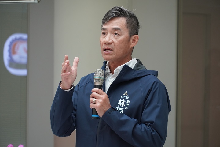 新竹市副市長林琨瀚於開幕式分享藝術對城市節奏的療癒力量，並肯定中華大學持續推動藝文教育的用心，祝福展覽精彩圓滿。