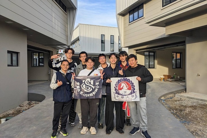 學生參訪澳洲住宅建設案例,觀摩社區規劃與創新工程工法。