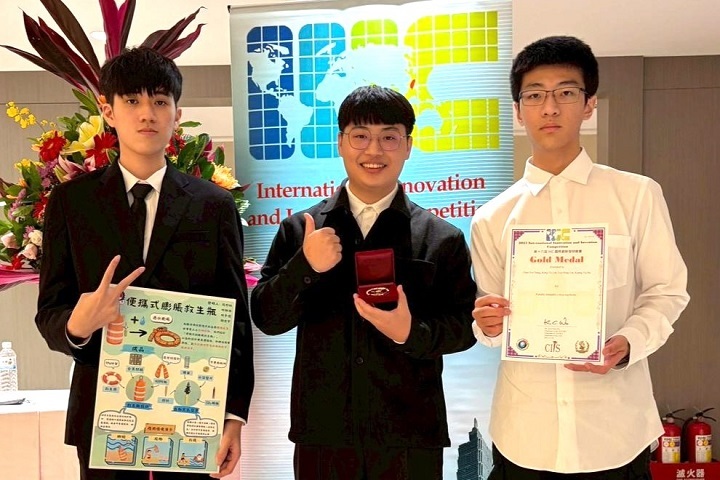 光電系林子恒、張鈞鈉及林耕佑以「便攜式膨脹救生瓶」榮獲金牌獎,並表示構想源自對水域安全的關注,期望未來能讓設計落地,成為守護生命的實用工具。