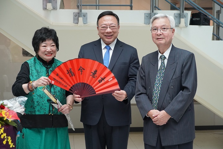 圖／香港畫家陳小容（左）贈送書法題字摺扇給中華大學劉維琪校長（中間者）及中華大學藝文中心黃昭豐榮譽顧問（右）。 