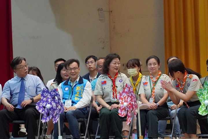 圖/新竹市長高虹安(右)出席竹市童軍大露營特別感謝中華大學。